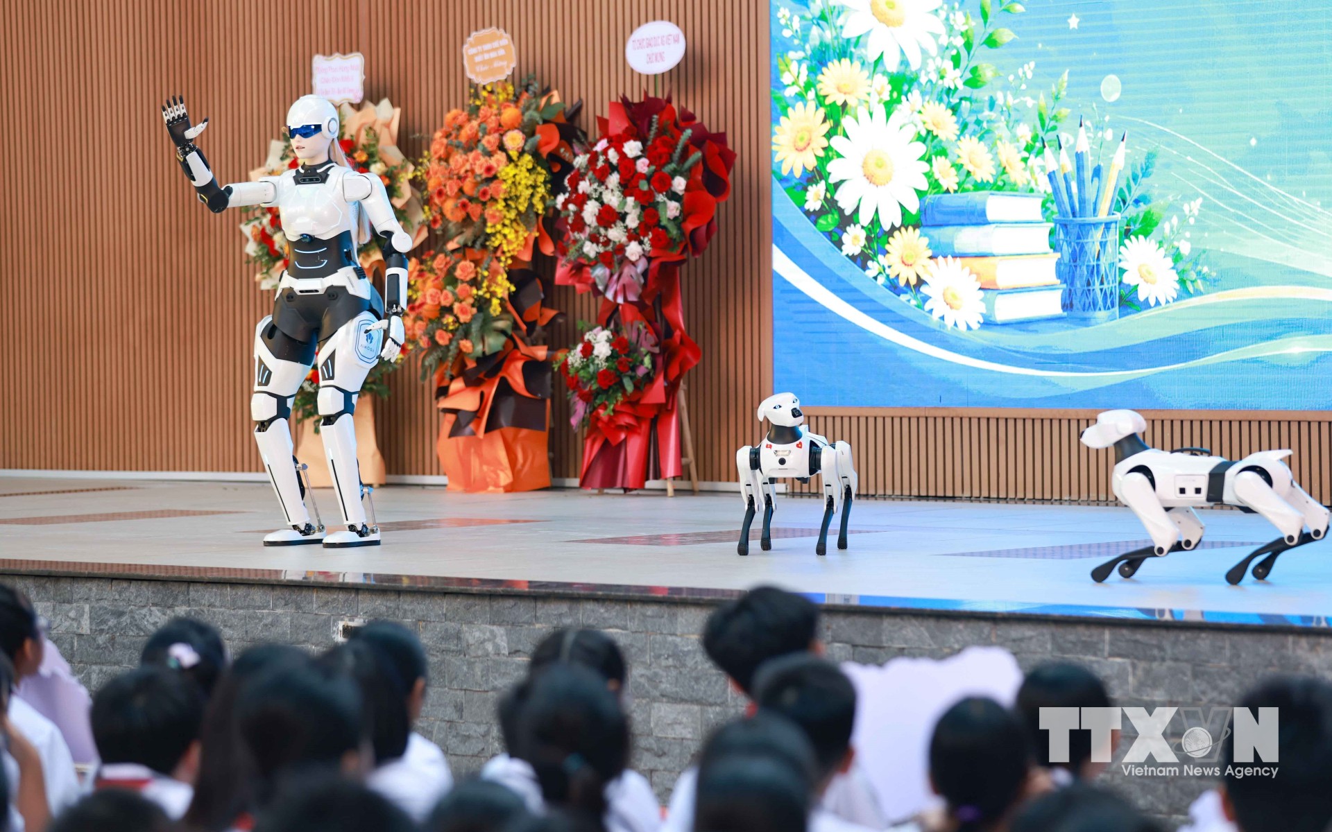 Màn giao lưu đặc biệt với những chú robot thông minh trong ngôi trường đầu tiên của Thủ đô Hà Nội mà Robot AI hình người "AIMOGA" đến thăm. (Ảnh: Thanh Tùng/TTXVN)